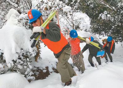 1月初,湖北枣阳暴雪天气造成6.1万户居民断电,抢险人员赴各地抢修供电设施。