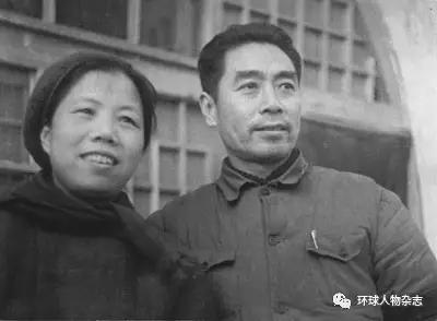 1944年，邓颖超同周恩来在延安。