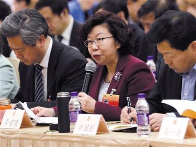 昨日,市政协委员李建丽在联组会上发言。