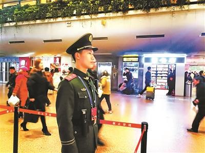 在北京西站执勤的白克琦未能如约和女友回家商量婚事 图片来源:北京青年报 摄影/姜飞 在北京西站执勤的白克琦未能如约和女友回家商量婚事 图片来源:北京青年报 摄影/姜飞