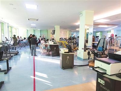 昨日,西城区展览路医院六楼,一间超过百平米的房间是康复治疗室。图片来源:新京报