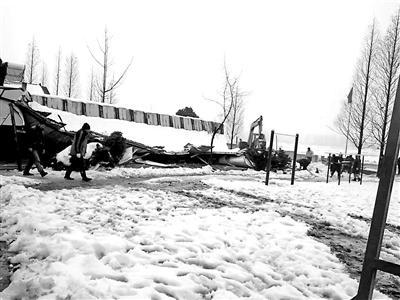 中国新闻网:大学生乡下办学卖房建学校 暴雪突至教室被压塌