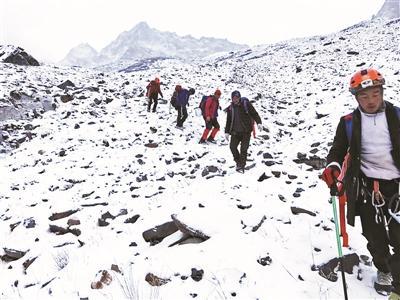 中国新闻网:女子违规登四姑娘山遇险 被找到时基本确定遇难