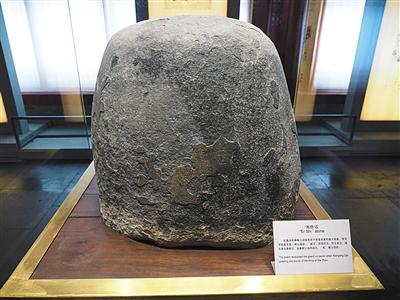 2017年9月19日,故宫展出的“石鼓”。图/视觉中国