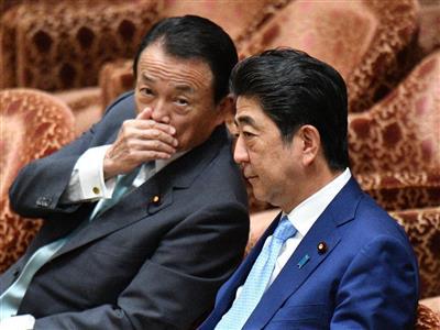 资料图：安倍晋三（右）、麻生太郎（左）