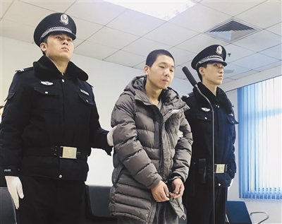 新京报:男子公交上猥亵行凶获刑14年 承认触摸被害人臀部