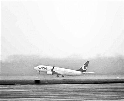 中国新闻网:中国客机首次低能见度150米起飞 使用这项新技术