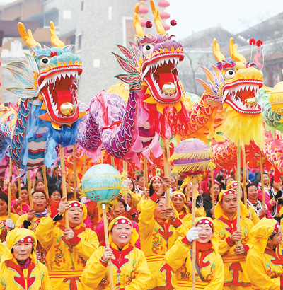 2月16日大年初一，绵阳北川羌族自治县北川新县城，当地群众舞起上百条长龙，欢庆新年到来。