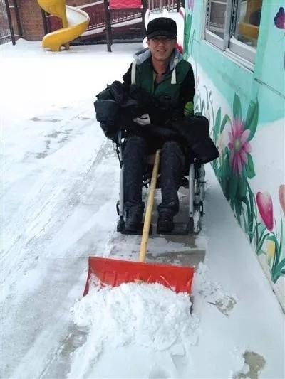 ▲去年冬天，戴着假肢，坐着轮椅的宋学文在吉林老家扫雪  图据网络