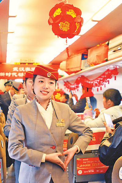 2月7日，在武汉铁路局与有关部门的组织下，500多名农民工坐上了武昌至利川的D5702次返乡“爱心专列”。图为列车员为工友们表演节目。程远州 王 强摄影报道