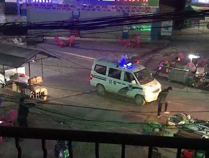 中国经济网:男子突然发狂当街持刀砍人 警察朝其开3枪后制服