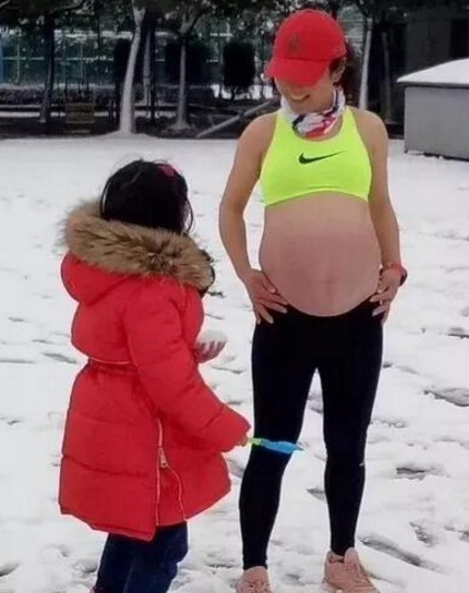 北京时间:二胎妈妈怀孕8个月雪地裸肚跑步 刷爆朋友圈(图)