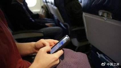 中国之声:飞机上可以玩手机了 但扰民怎么办？