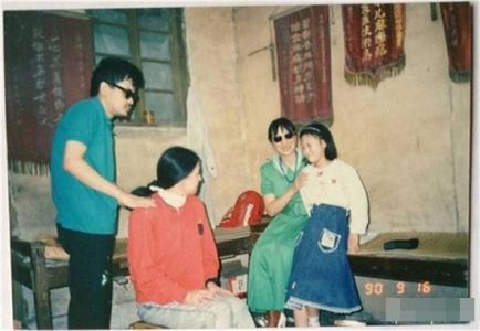 李芳洲(右二)与三毛(左二)在一起。
