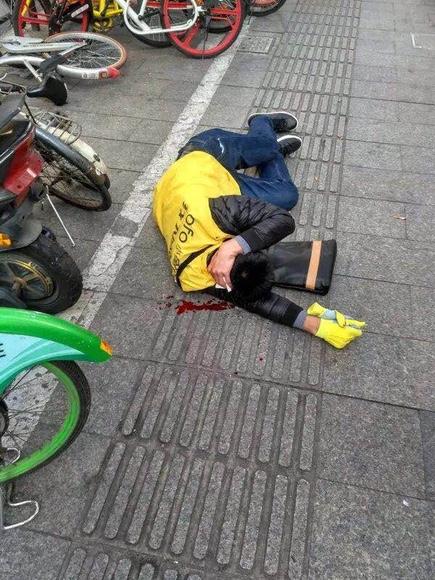 ofo运维工作人员被打倒在地。(市民供图)