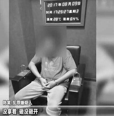 陈某在接受审讯。