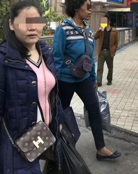 (图说:广州白云世界皮具贸易城,有全国各地微商及海外代购者来此选货,很多非洲及中东国家地区人士,来此买假包,拿回国当真包卖,赚取巨额差价。)