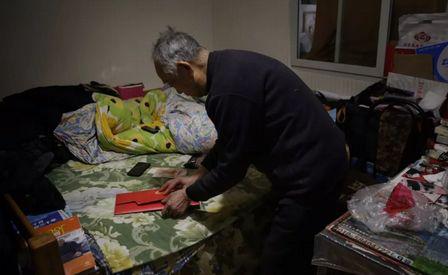 ▲2月24日,昌平天通苑北某公寓内,廖永林(化名)正在整理自己购买的收藏品。图片来自新京报