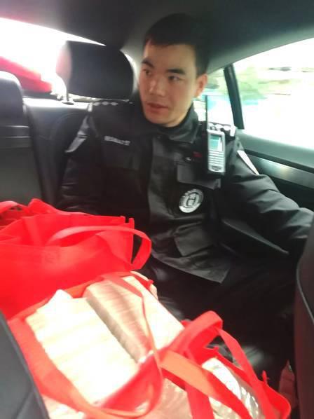 警方提醒,在存取较大金额的钱款时,请尽量选择电子转账和网银交易。