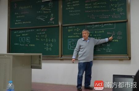 当了校长、仍不离三尺讲坛的梁昌洪教授。