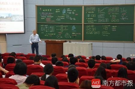 梁昌洪教授的板书堪称“西电一绝”，他的课也总是一座难求。