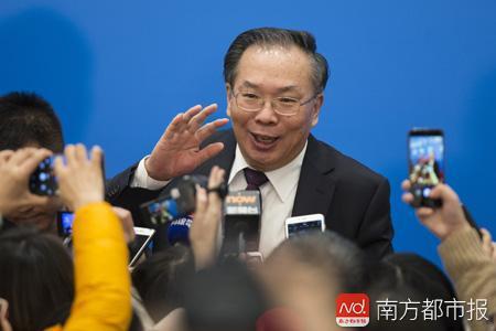 昨天的政协新闻发布会后,被记者团团围住的王国庆。
