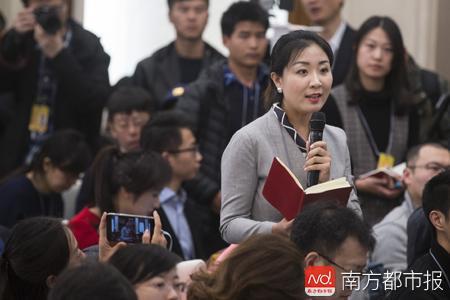 昨日的全国政协发布会上,南都记者裘萍在都市类媒体中第一个提问。