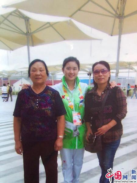 2010年,妈妈和姥姥在世博园区看望我时的合影。