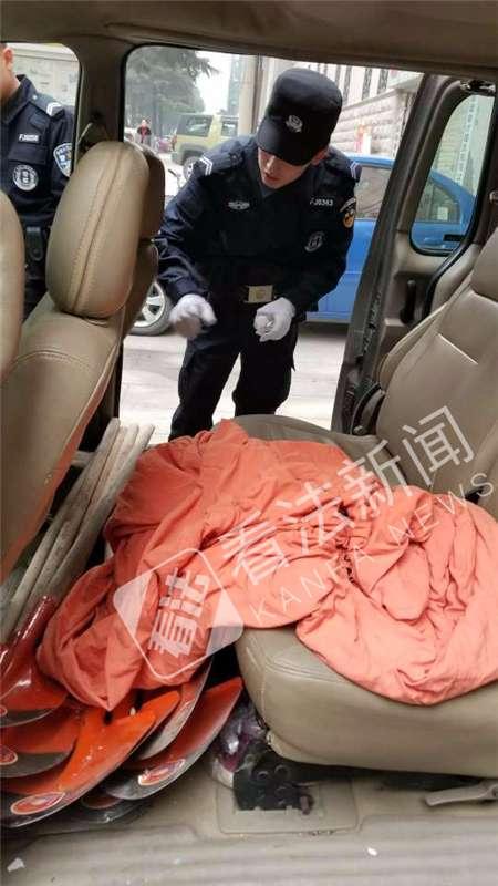民警检查犯罪嫌疑人车内情况,里面有大量铁锹和布袋等工具