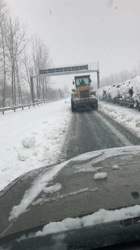 湖北日报网:京港澳高速鄂豫省界受强降雪影响 车辆滞留6公里