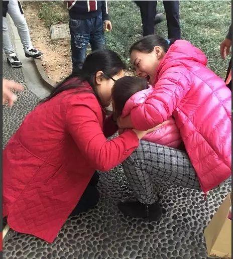 (吴雅琼医生正对患病女童急救 图片来源:东莞时报)
