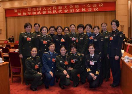 3月7日上午,出席十三届全国人大一次会议的解放军和武警部队代表团举行第一次全体会议。图为与会女代表在会议间隙合影留念。记者冯凯旋 摄