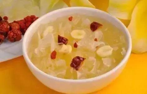 银耳和莲子是我们生活中最常见的搭配,我们平时经常会煲银耳莲子羹。
