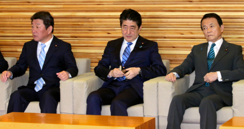 日本首相安倍晋三（中间）（来源：日本《朝日新闻》）