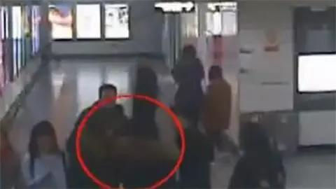 成都女子带手枪5发子弹乘地铁 安检员这举动机智