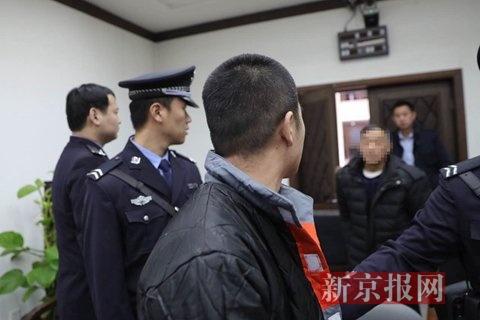 被告人与父亲道别。新京报记者 王飞 摄