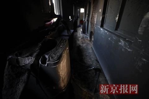 二层的洗衣机和水管被烧化。新京报记者 王飞 摄