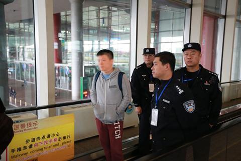 10月10日,民警来到首都机场,将朱某带回公安机关。警方供图