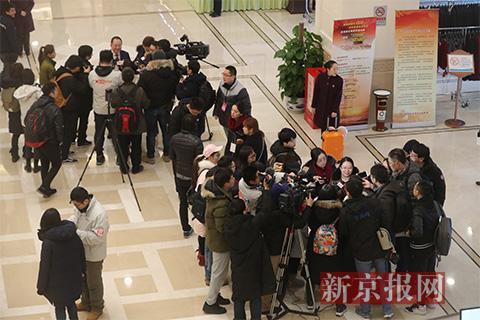 今日上午，北京市第十五届人民代表大会第一次会议代表陆续报到，代表在报到现场接受媒体采访。新京报记者 侯少卿 摄