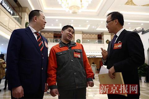 老代表刘峰（左）、卫爱民（右）和新代表赵五（中）一起交流。新京报记者 彭子洋 摄
