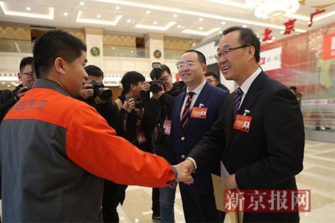 老代表刘峰、卫爱民和新代表赵五一起向在场记者挥手。