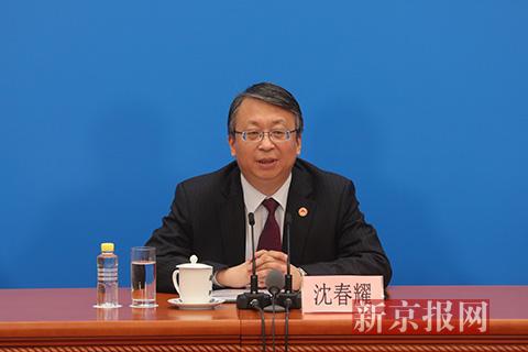 十三届全国人大一次会议秘书处法案组组长、全国人大常委会法工委主任沈春耀答记者问。新京报记者 侯少卿 摄