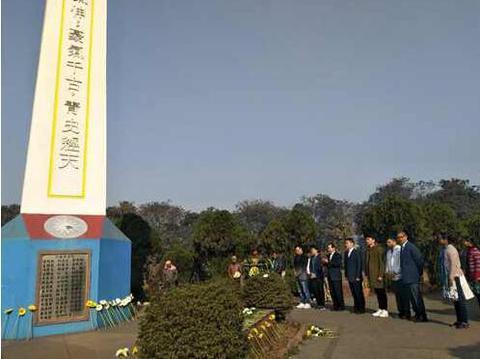 驻加尔各答总领事马占武祭拜抗日远征军烈士公墓。(图源:中国驻加尔各答总领事馆)
