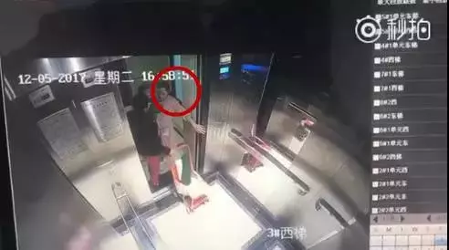 ▲视频开始显示,孩子由一名女子交给保姆。视频截图