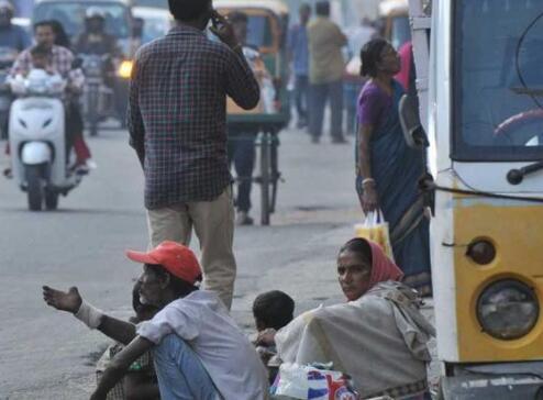印度海得拉巴的乞丐又重回街头