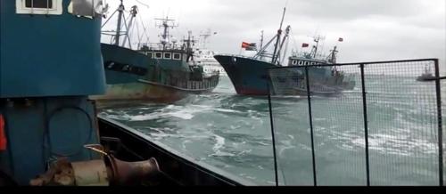 人民日报海外版-海外网:韩国海警开枪警告中国渔船 2艘渔船及20人被扣押