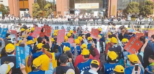 高雄3万劳工大游行抗议台当局“过劳死”修正案 。(图片来源:台湾《联合报》)