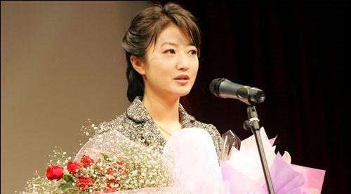 跟韩国前总统重名又撞脸的女主播