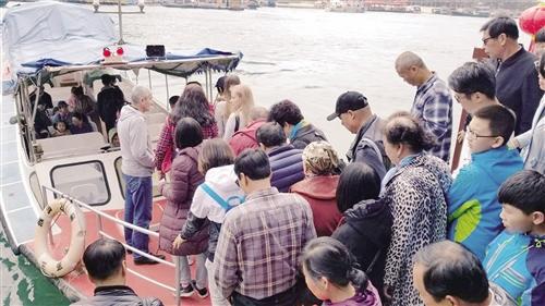游客排队前往南湾猴岛景区。 本报记者 何 伟摄