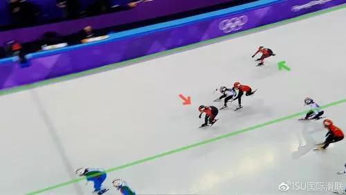 △国际滑联认为:绿色箭头所指为正在比赛中的选手,红色箭头所指为干扰比赛的未在比赛中的选手